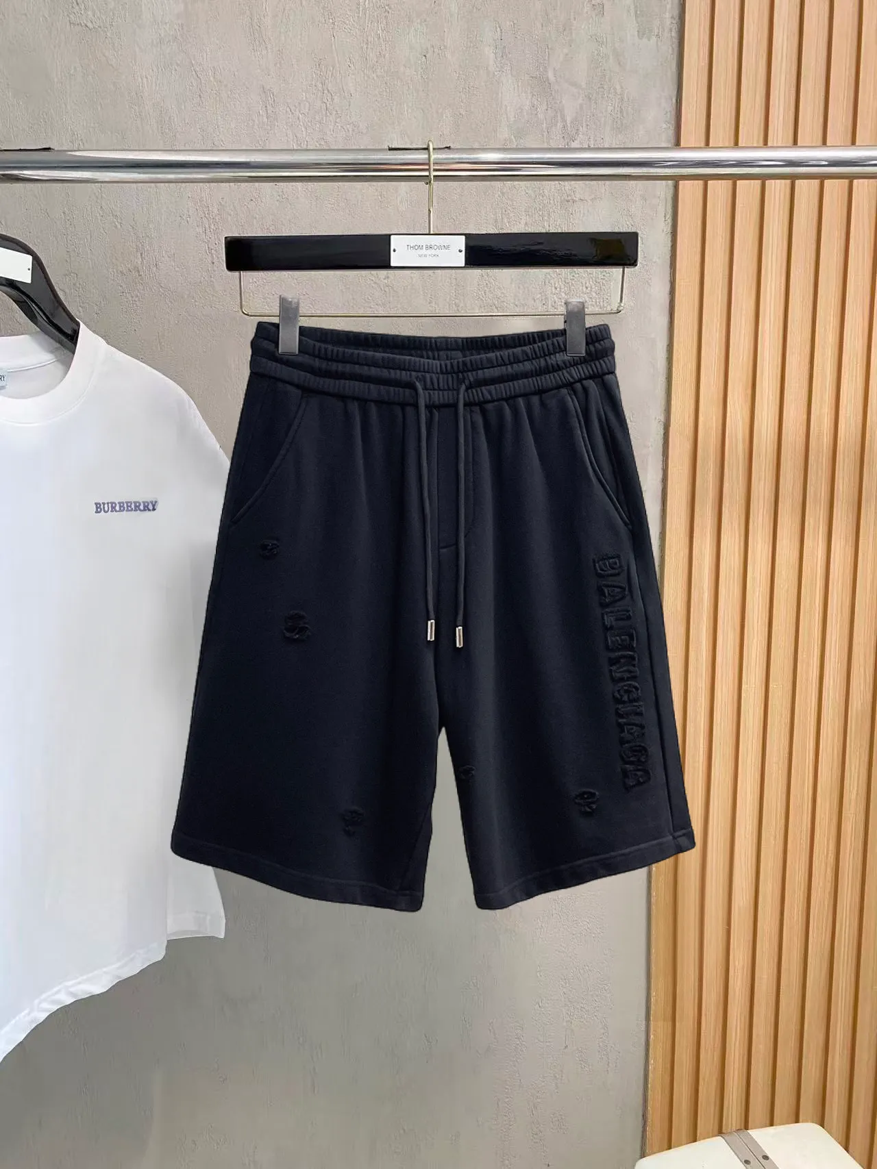 Balenciaga's three-standard complete 2026 summer New Arrival men's casual shorts, advanced custom-made Breathable fabric, Breathable fabric, extremely stretchy and comfortable, impeccable details, top-grade accessories, original logo design concept, delicate and soft feel! The upper body fit is awesome! Size: M-XXXL Please state your height and weight when ordering
